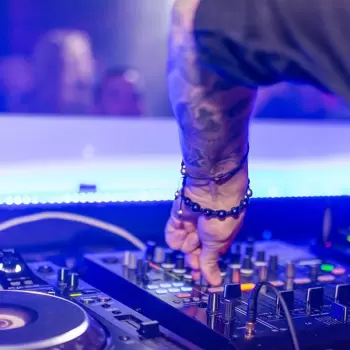 Jonatan Espinosa - Professional DJ and Music Producer